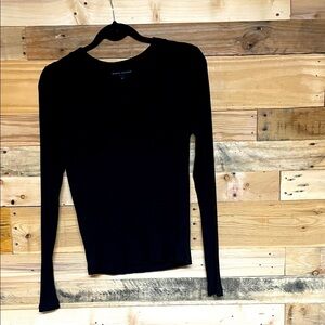 Banana Republic size Med Classic Black Long Sleeve Ribbed V-neck Lightweight Tee